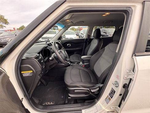Used 2017 Kia Soul + FWD image 13