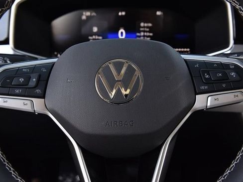 Used 2025 Volkswagen Taos SE AWD/4WD image 18