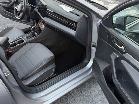 Used 2025 Volkswagen Jetta SE FWD image 20