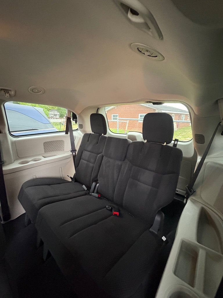 Used 2017 Dodge Grand Caravan SE w/ UConnect Hands-Free Group FWD image 12