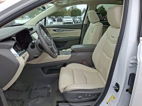 Used 2017 Cadillac XT5 Luxury w/ Driver Awareness Package image 13