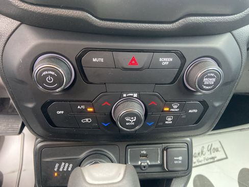 Used 2020 Jeep Renegade Latitude w/ Cold Weather Group image 23