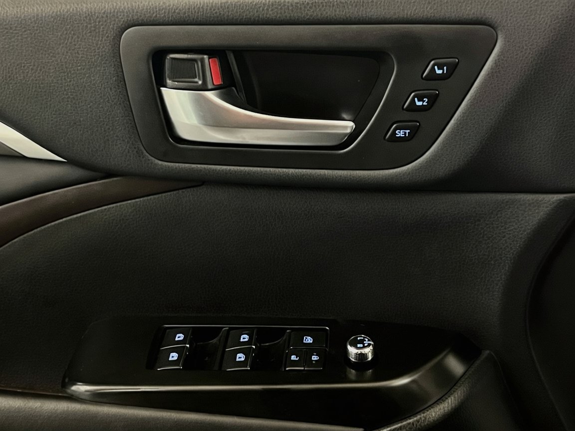 Used 2019 Toyota Highlander Limited FWD image 13