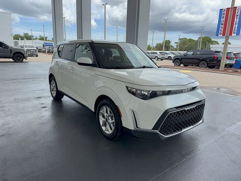 Used 2025 Kia Soul LX w/ LX Technology Package FWD image 4