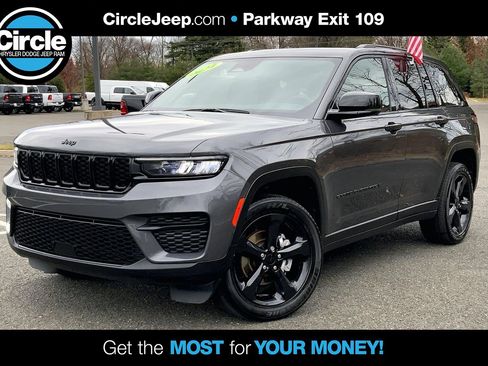 Used 2024 Jeep Grand Cherokee Altitude image 1