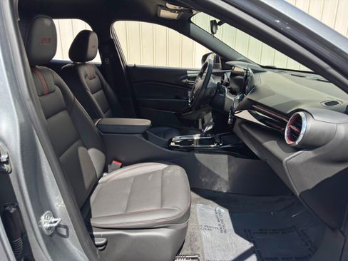 Used 2025 Chevrolet Trax RS FWD image 13