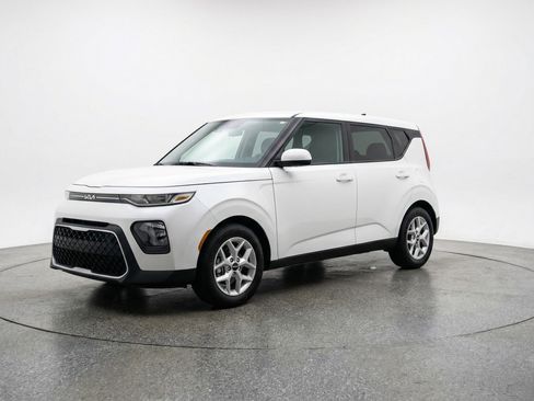 Used 2025 Kia Soul LX w/ LX Technology Package FWD image 3