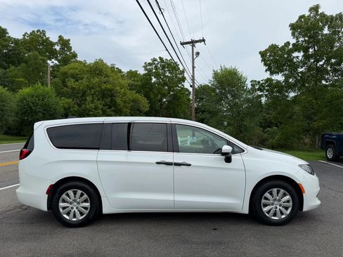 Used 2021 Chrysler Voyager L FWD image 8