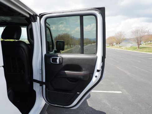 Used 2020 Jeep Gladiator Rubicon image 25