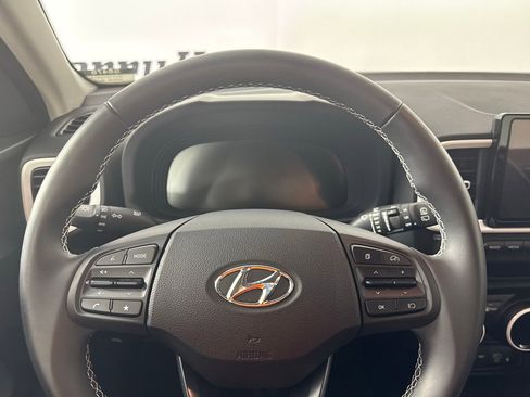 Used 2025 Hyundai Venue Limited image 13