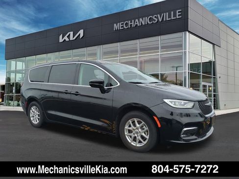 Used 2024 Chrysler Pacifica Touring-L image 1