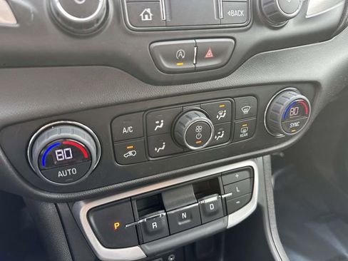 Used 2024 GMC Terrain SLT image 23