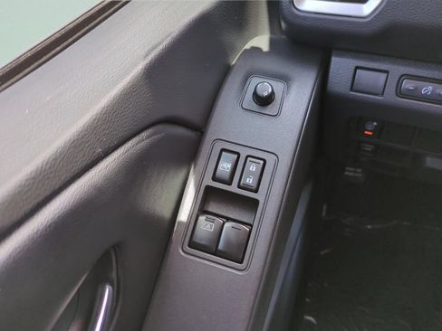 Certified 2025 Nissan Frontier SV RWD image 18