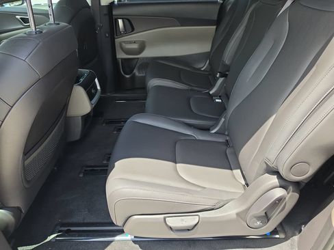 New 2027 Kia Carnival EX FWD image 17