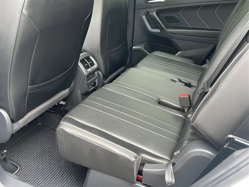 Used 2023 Volkswagen Tiguan SE w/ Panoramic Sunroof Package FWD image 29