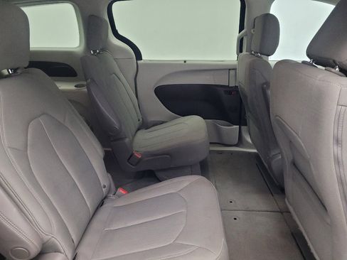 Used 2020 Chrysler Pacifica Touring image 19