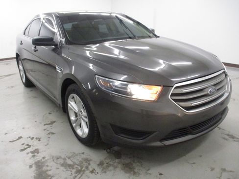 Used 2017 Ford Taurus SE FWD image 1