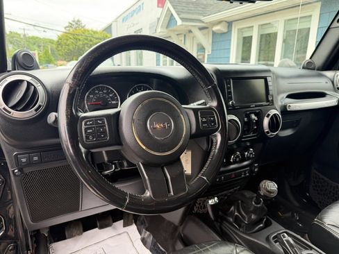 Used 2013 Jeep Wrangler Unlimited Rubicon w/ Dual Top Group AWD/4WD image 9