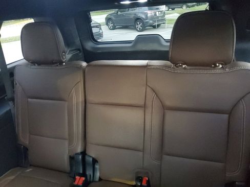 Used 2023 Chevrolet Suburban High Country image 15