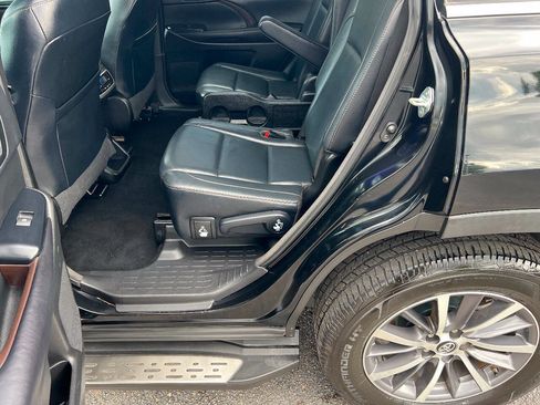 Used 2017 Toyota Highlander XLE w/ Carpet Mat Package AWD/4WD image 21