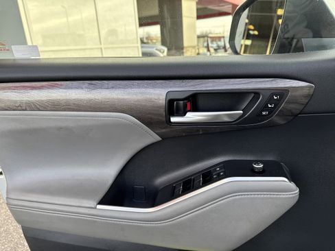 Used 2020 Toyota Highlander Limited image 4