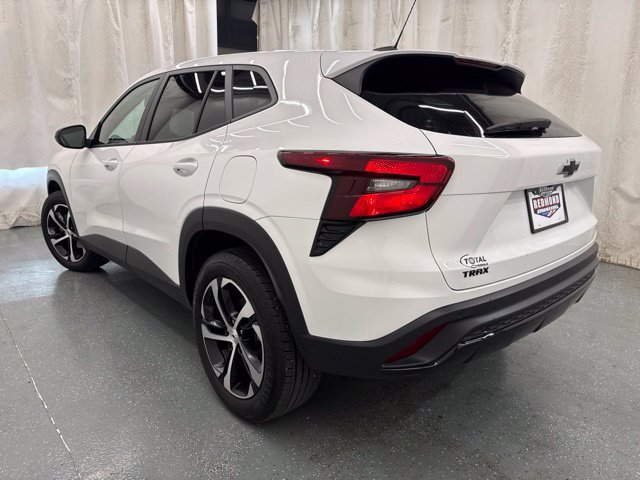 Used 2025 Chevrolet Trax RS w/ Sunroof Package FWD image 6