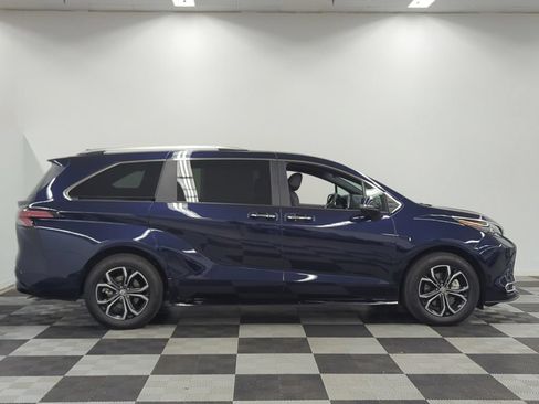 Used 2026 Toyota Sienna Platinum AWD/4WD image 8