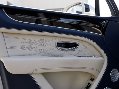 Used 2023 Bentley Bentayga Extended Wheelbase image 37