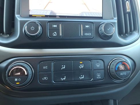 Used 2022 Chevrolet Colorado Z71 AWD/4WD image 16