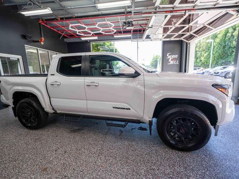 Certified 2025 Toyota Tacoma SR5 AWD/4WD image 6