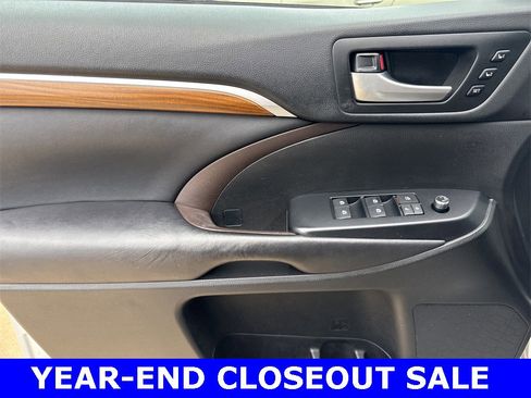 Used 2017 Toyota Highlander Limited image 19