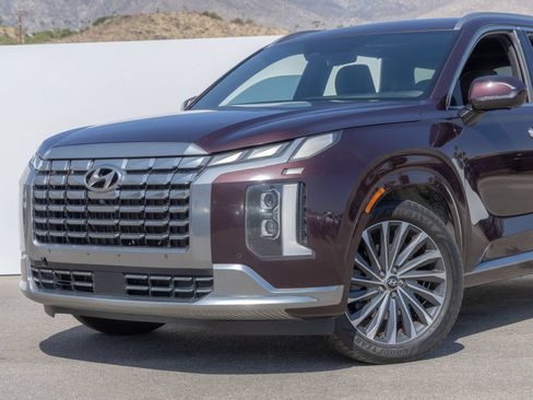 Used 2023 Hyundai Palisade Calligraphy FWD image 2