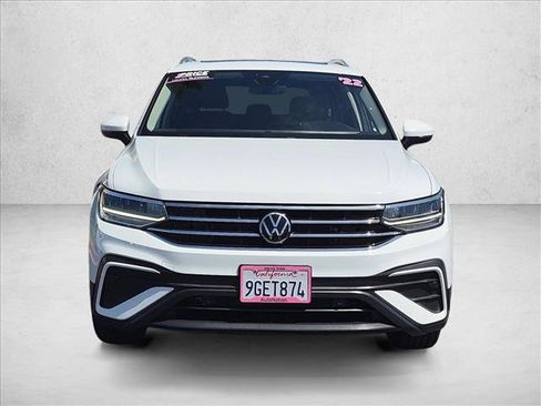 Certified 2022 Volkswagen Tiguan SE w/ Panoramic Sunroof Package AWD/4WD image 2