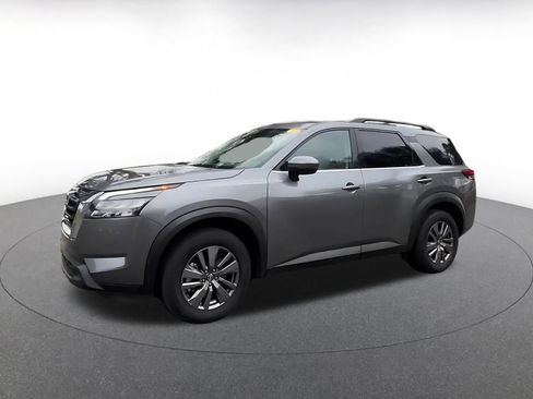 Used 2025 Nissan Pathfinder SV image 7