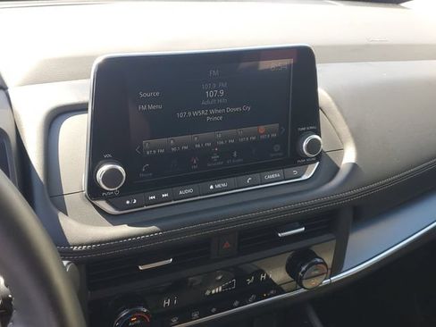 Used 2025 Nissan Rogue SV FWD image 31