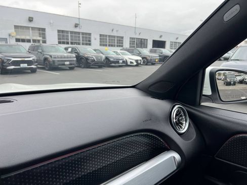 Used 2025 Mercedes-Benz GLB 250 image 35