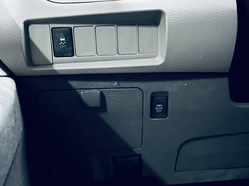 Used 2017 Toyota Sienna LE FWD image 31