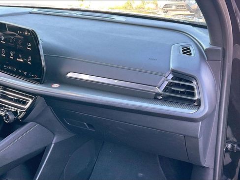 Used 2025 Chevrolet Traverse LT image 16