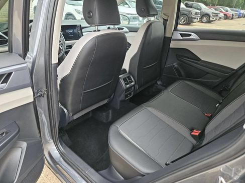 Used 2025 Volkswagen Taos SE AWD/4WD image 27