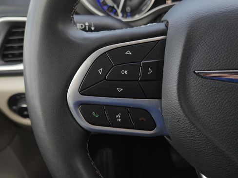 Used 2023 Chrysler Pacifica Touring-L image 15