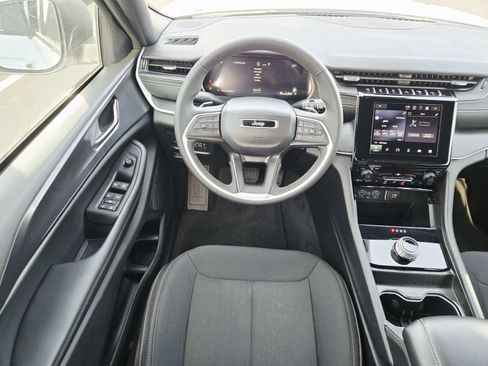 Used 2024 Jeep Grand Cherokee Laredo image 11