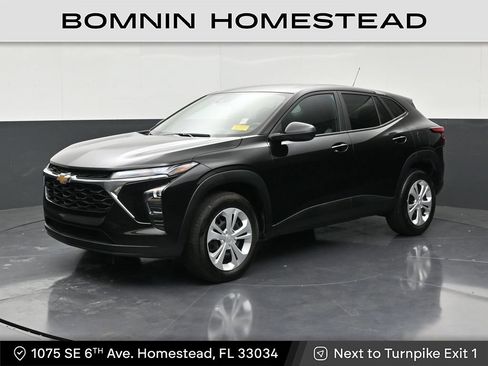 Used 2025 Chevrolet Trax LS FWD image 1