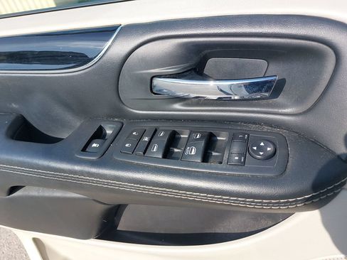 Used 2019 Dodge Grand Caravan SXT FWD image 24