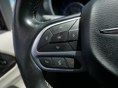 Used 2021 Chrysler Pacifica Touring-L FWD image 25