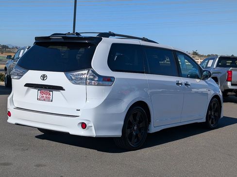 Used 2020 Toyota Sienna SE w/ Nightshade Edition FWD image 14