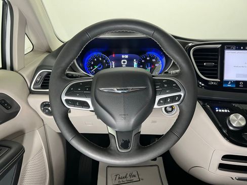 Used 2024 Chrysler Pacifica Touring-L image 15