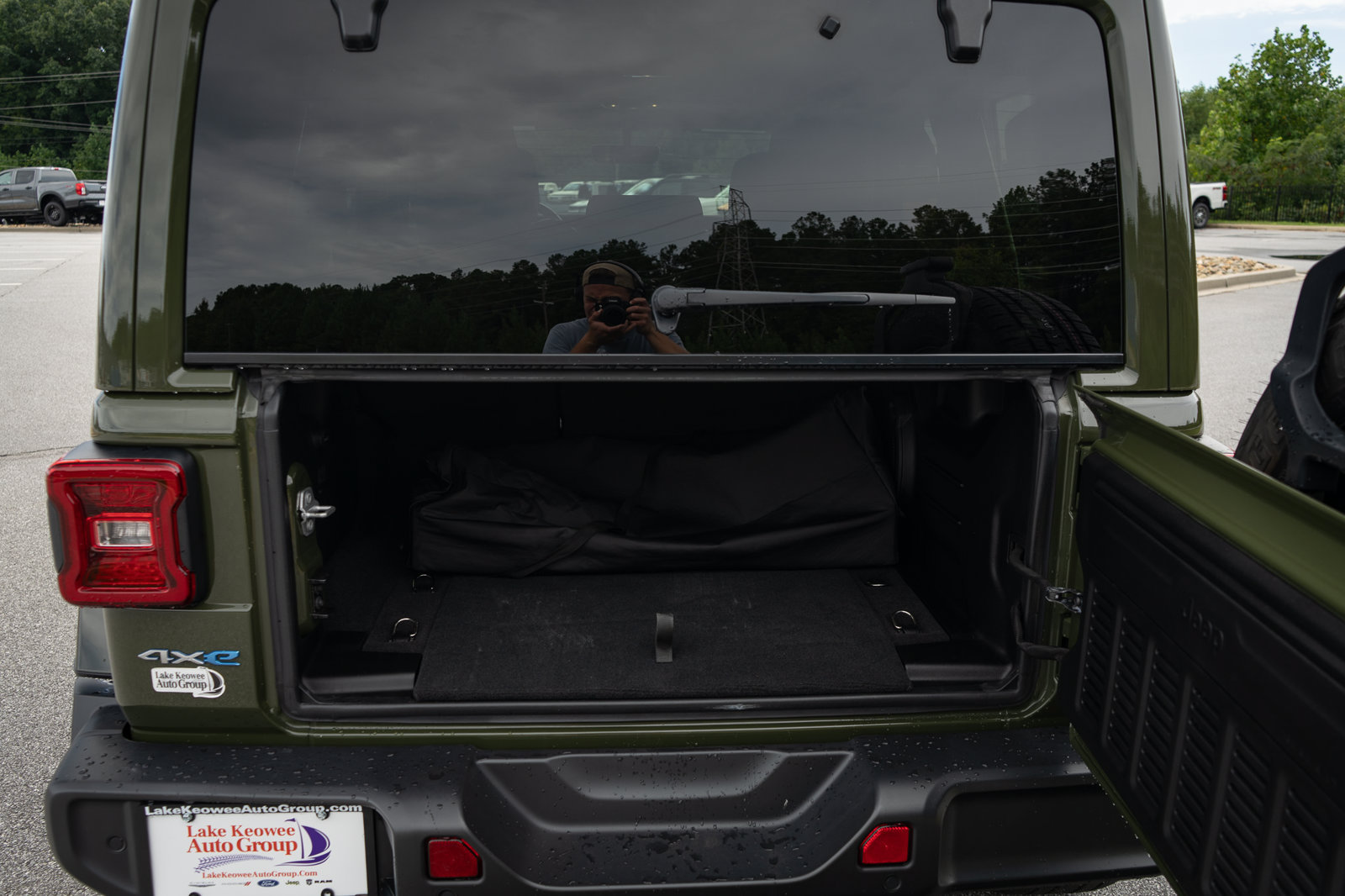 Used 2022 Jeep Wrangler Unlimited Sahara w/ Cold Weather Group AWD/4WD image 9