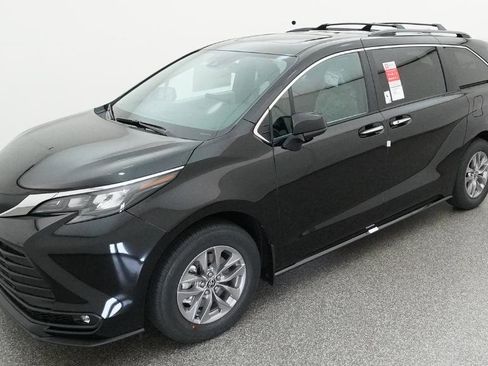 New 2026 Toyota Sienna XLE FWD image 1