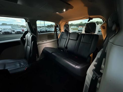 Used 2014 Chrysler Town & Country Touring image 23