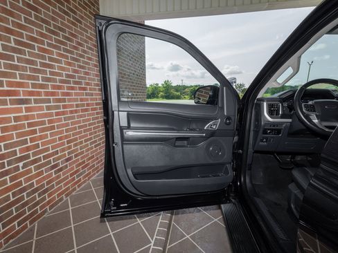 Used 2024 Ford Expedition XLT RWD image 9